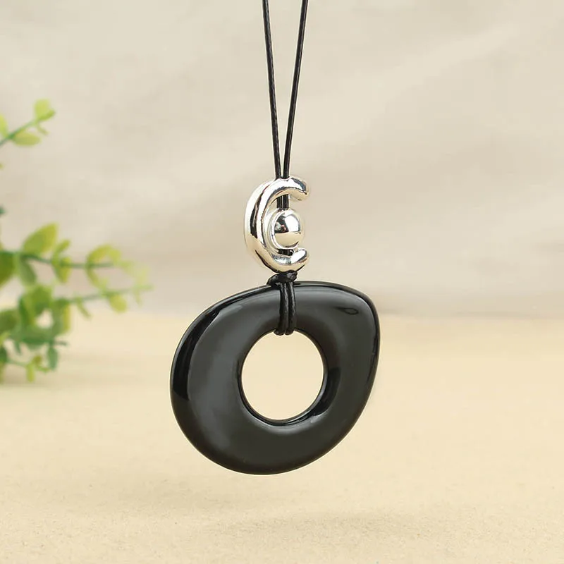 

Аксессуары для самостоятельного изготовления: длинное ожерелье из черной веревки, нишевый дизайн, изысканный черный кулон с вырезами, универсальные женские аксессуары 2024 года.