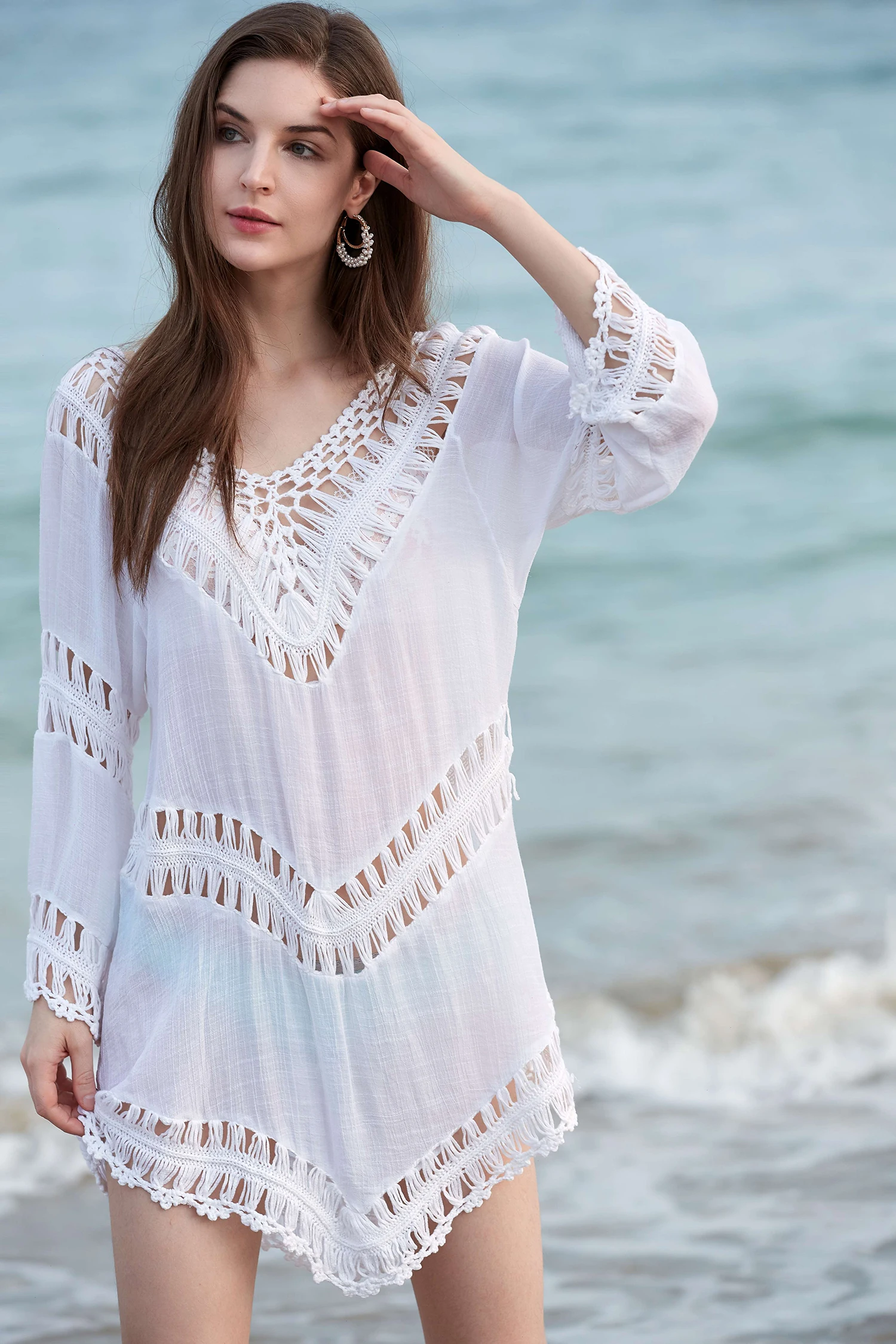 Abito da spiaggia in tinta unita Copricostume bikini per donna Mini abito estivo corto patchwork all'uncinetto a mano cava Abbigliamento da spiaggia in pizzo fatto a mano