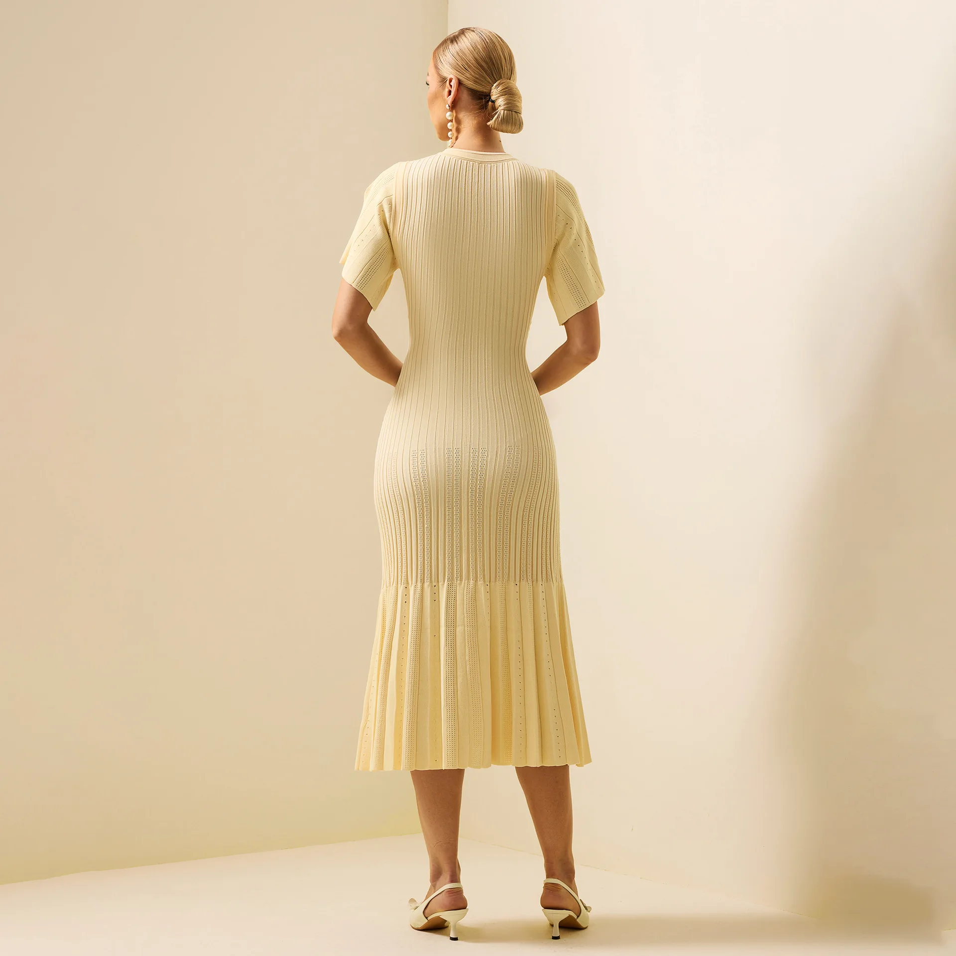 Abito midi da donna in maglia di design con dettagli smock |   Abito pullover a trapezio girocollo a maniche corte con bottone singolo
