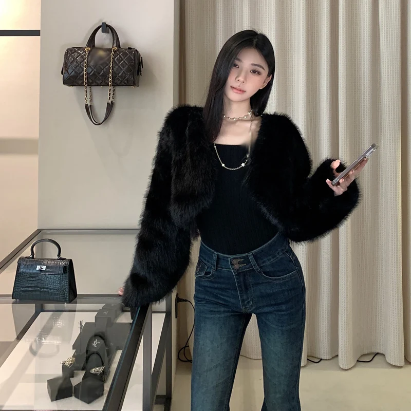 

Новый модный женский комплект 2025: облегающий вязаный топ с квадратным вырезом, джинсы с высокой талией и микро-клешем, черное меховое пальто