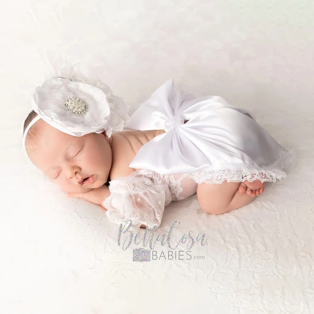 tutina-in-pizzo-con-volant-per-neonata-fiocco-in-raso-oversize-fascia-con-strass-outfit-per-fotografia-neonatale-abbigliamento-per-foto-di-neonati