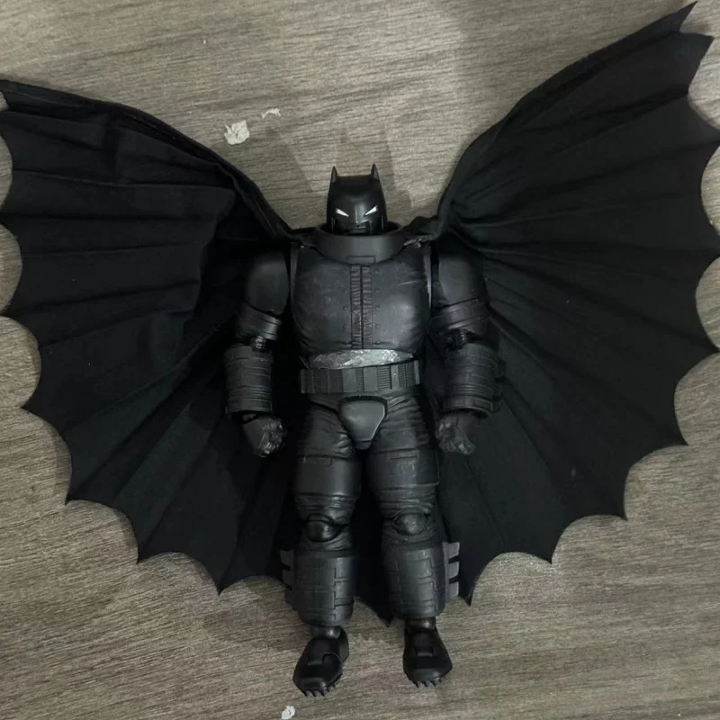 Gran oferta, recién llegado, figura de acción auténtica de Batman, modelo de juguete móvil conjunto para niños, regalo de cumpleaños y regalo de Festival