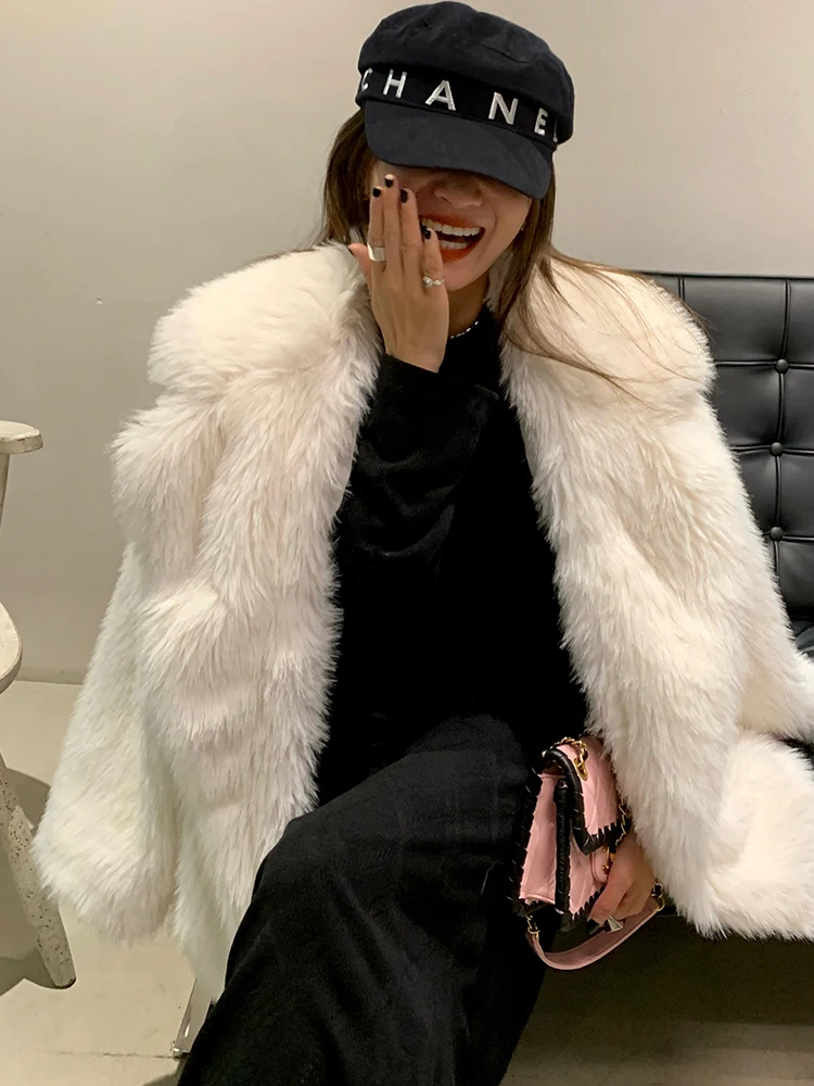 سترة فرو بيضاء للنساء سميكة ودافئة مقاس صغير 2024 معطف جلد جديد صديق للبيئة بأكمام طويلة ورقبة على شكل V بتصميم مناسب للتنقل