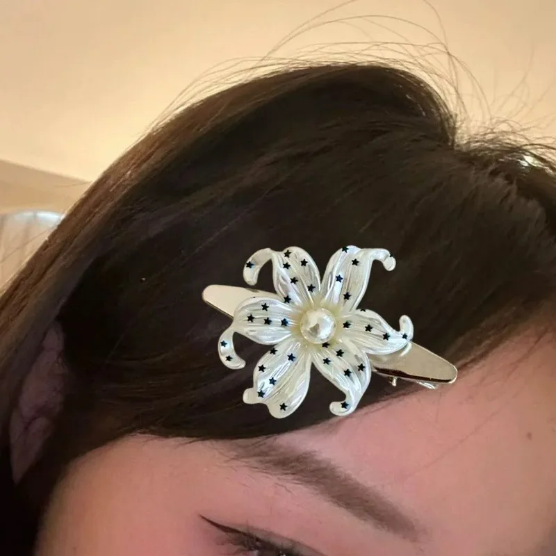 

Заколки для волос в форме цветка лилии, женские, корейский нишевый дизайн, с жемчужной инкрустацией, винтажные, для челки и боковых прядей