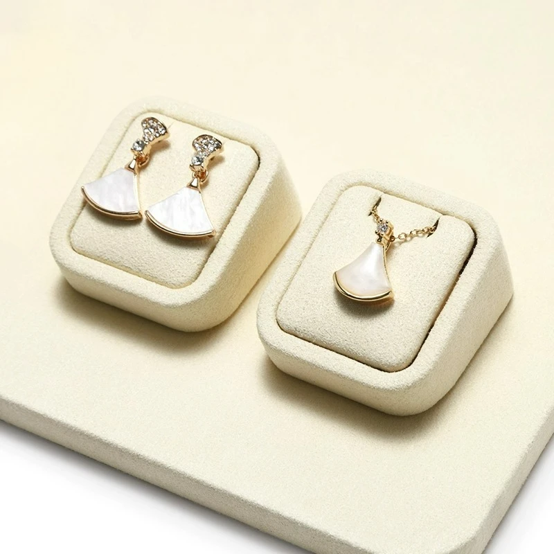 

Jewelry display props, rings, pendants, bracelets, jewelry display racks, high-end jewelry counters, decorative props