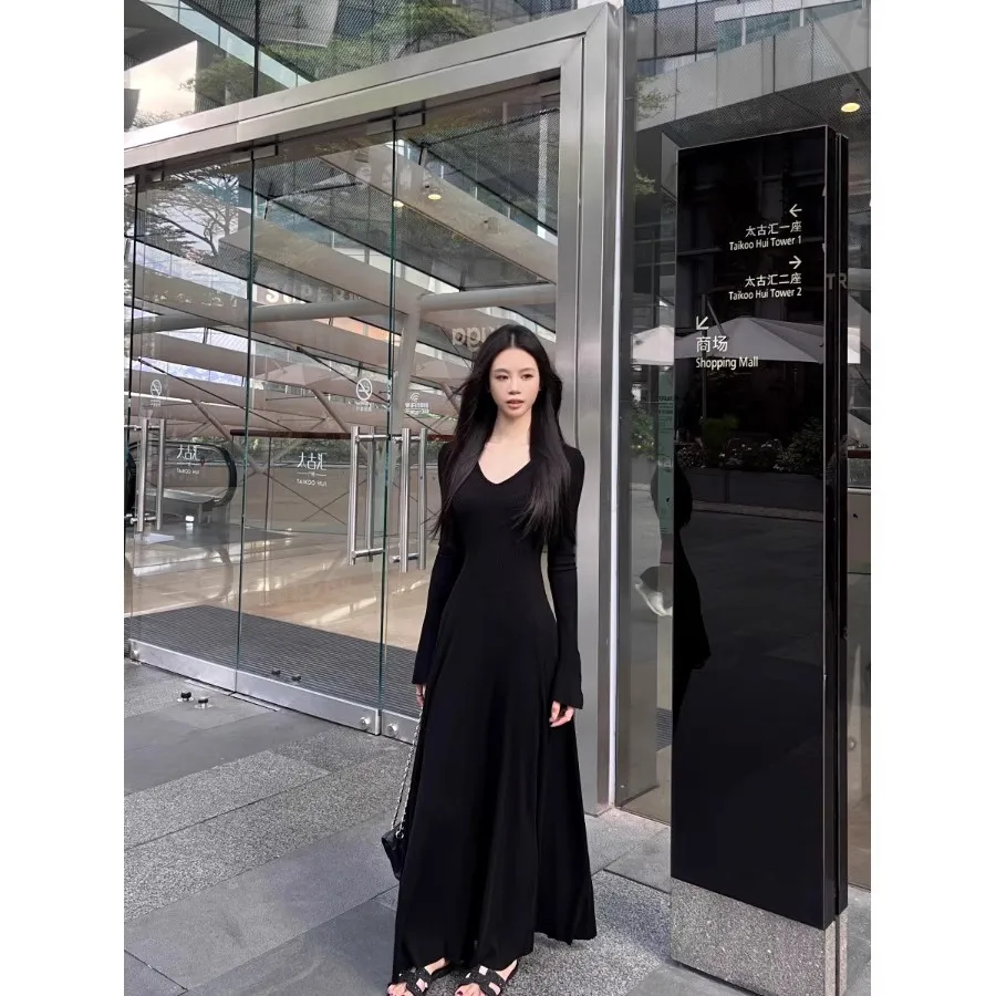 Abito nero a maniche lunghe Donna Primavera 2025 Nuovi abiti maxi con temperamento dimagrante Donna Abito lungo da strada alla moda coreana