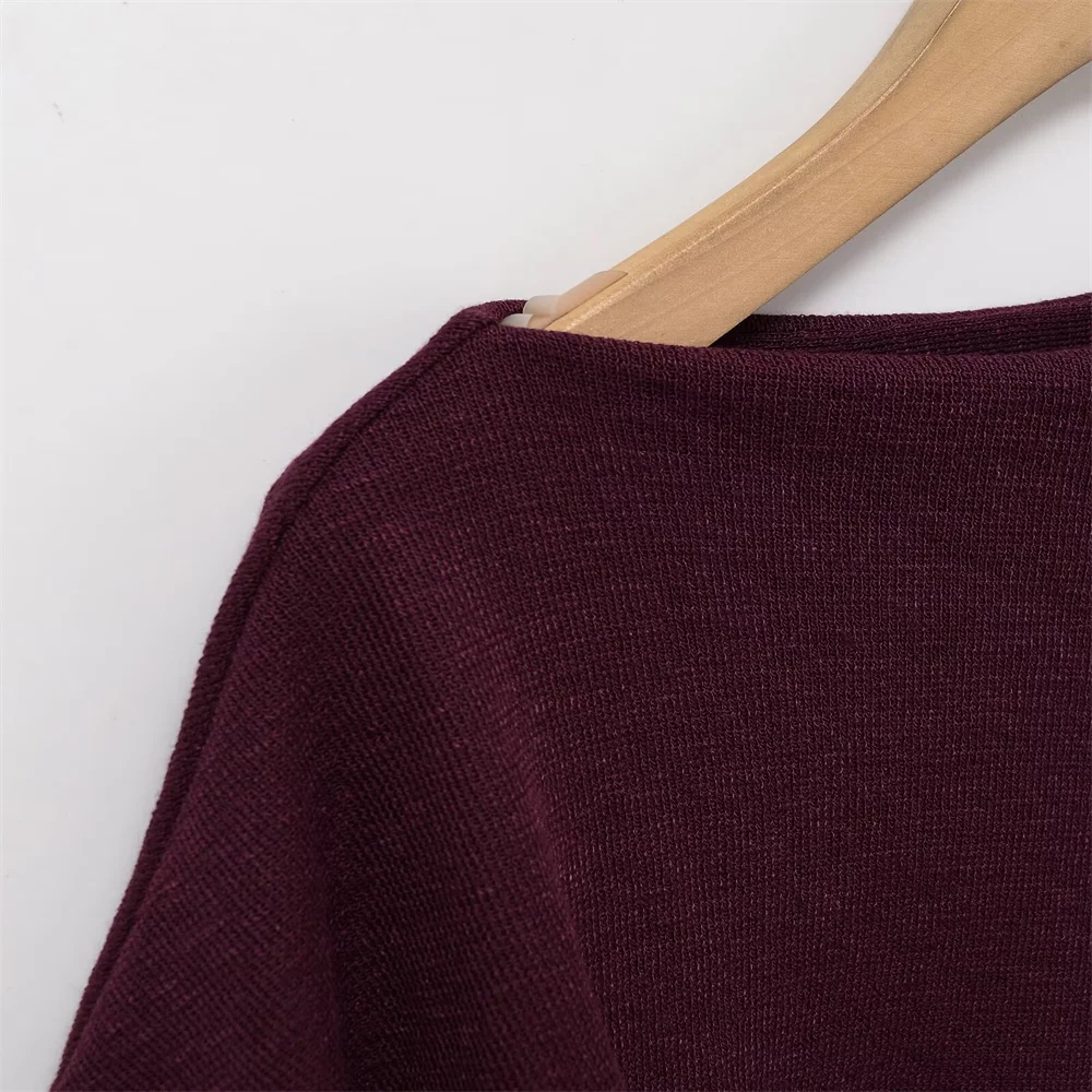 Nuovo design di abbigliamento da donna autunnale con una semplice sovrapposizione di aghi piatti e top in maglia pullover a maniche lunghe appeso