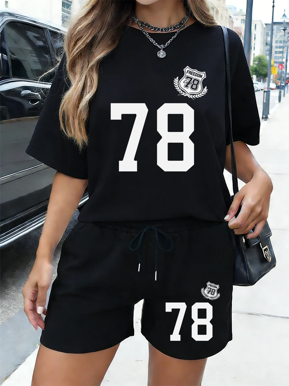 

Комплект из двух предметов: хлопковые футболки с крупным принтом и шорты с высокой талией и карманами, размер 78, для женщин, летний, оверсайз