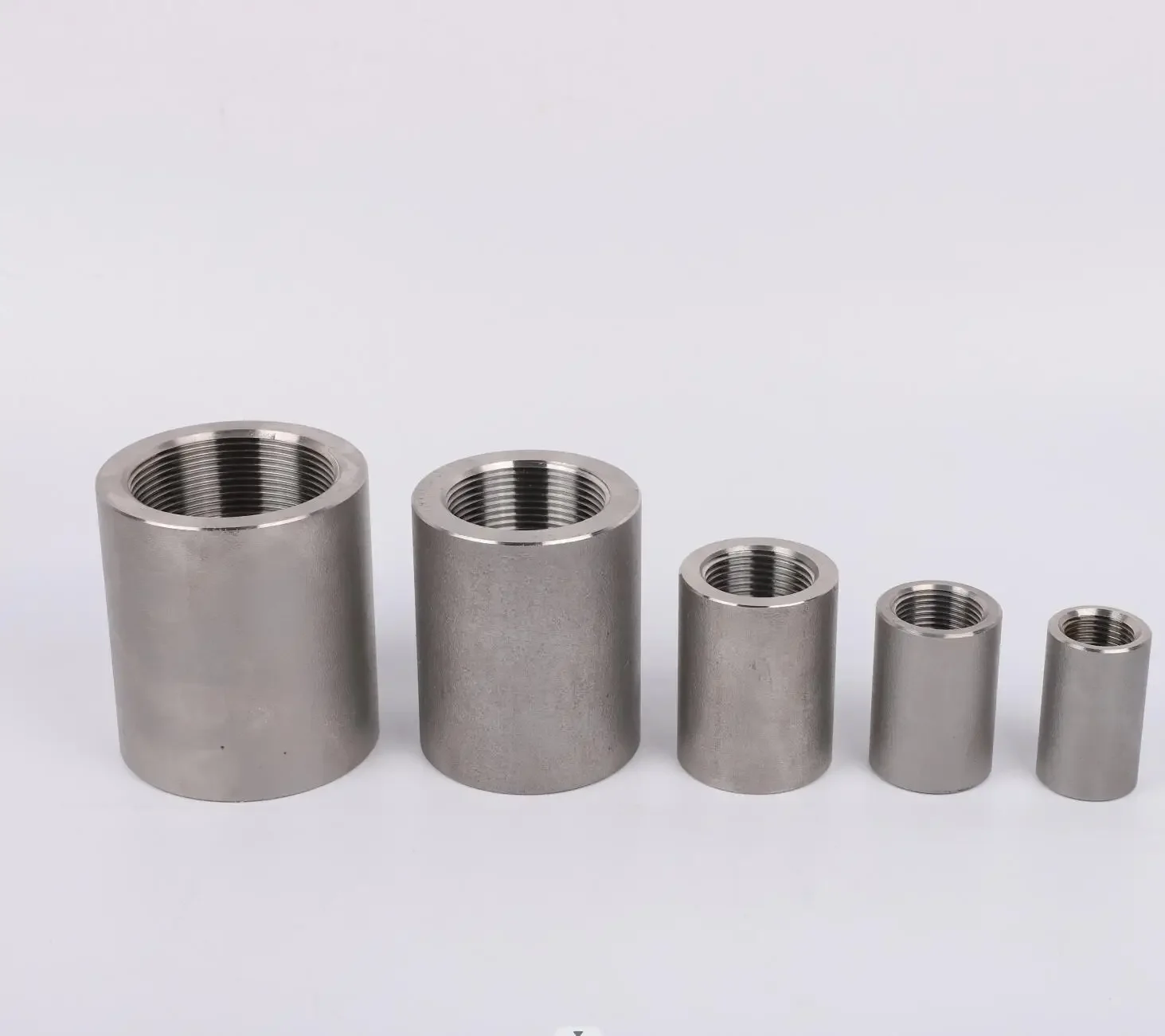 أنابيب مزورة من الفولاذ الكربوني، اقتران كامل، اقتران HALF، CL3000، THRD، CS ASTM A105، ASME-B16.11 #2