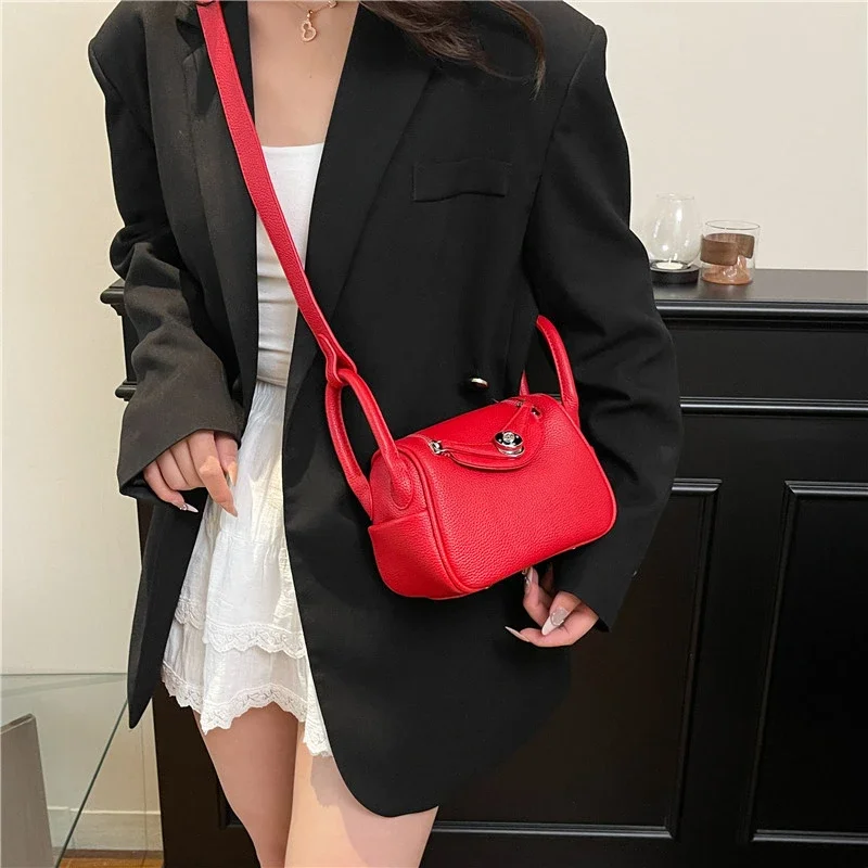 

Стильная простая сумка-кроссбоди с большим объемом и элегантными элементами в парижском дизайнерском стиле, идеально подходит для использования в качестве сумки для детских принадлежностей.