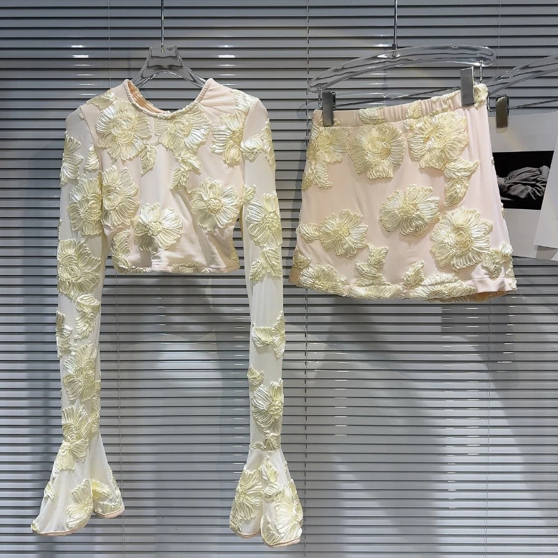 

Маленькая футболка с открытой спиной и цветочной вышивкой в ароматном стиле + полуюбка, осенний новый комплект из двух предметов 2023 года для женщин