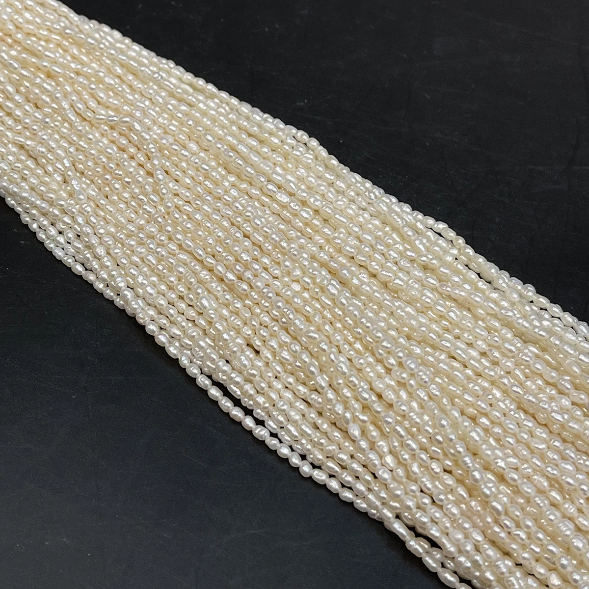 Ein 2-3mm großer Strang aus natürlichen Süßwasser-Reisperlen, 36cm, weiße barocke lose Perlen für DIY-Schmuckherstellung, Zubehör für Halsketten und Armbänder. – Detail 6