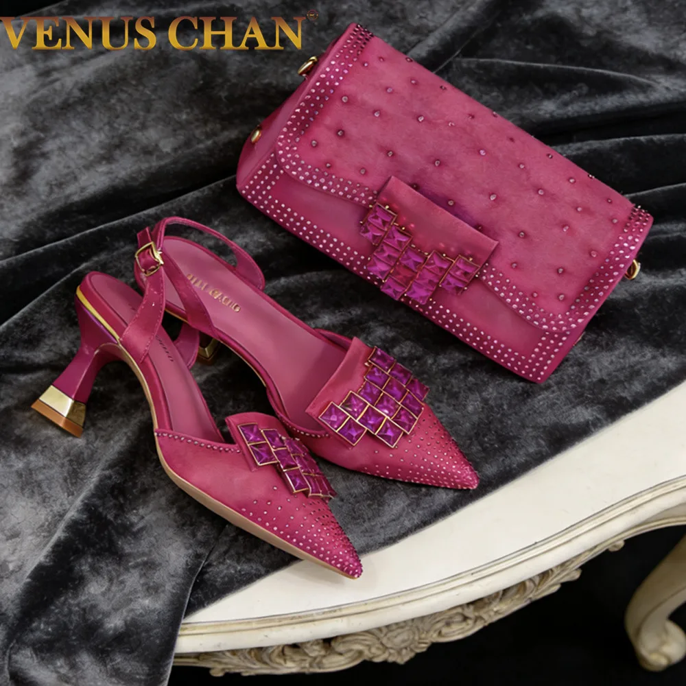 

Туфли на высоком каблуке цвета фуксии со стразами и подходящей сумкой – модная обувь с острым носком для женщин – идеально подходят для вечеринок