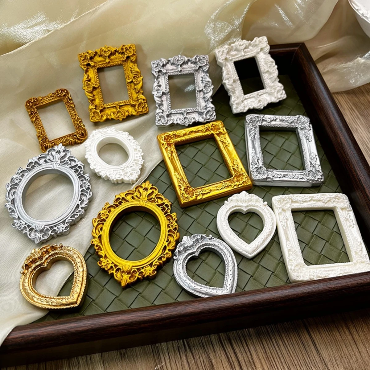 

15pcs Mini Vintage Resin Picture Frame Antique Tiny Oval Baroque Display Photography DIY Photo for Miniature Landscape DIY Craft
