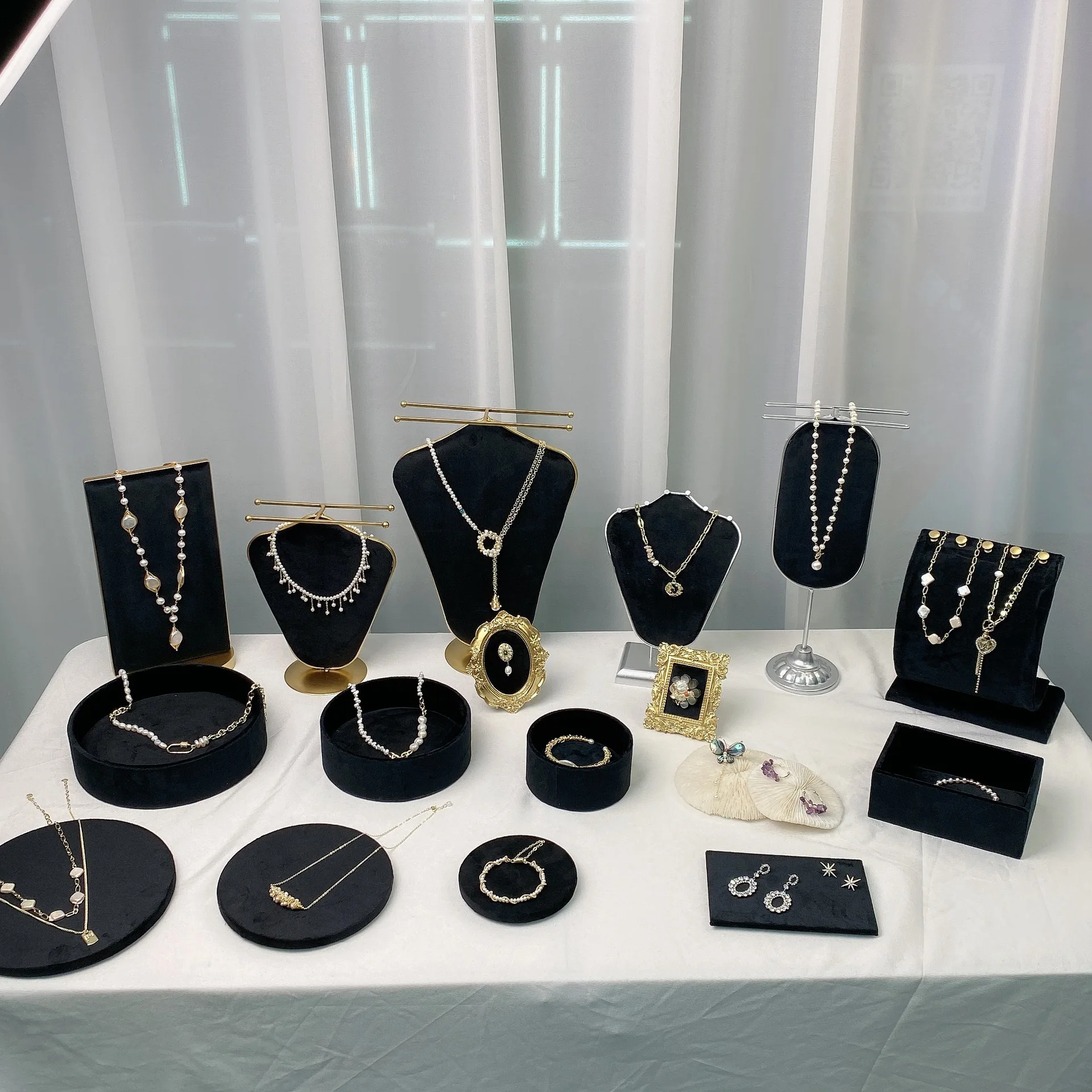 

The new spot jewelry display props imported Dutch flannelette 14 k gold paint black fashion series