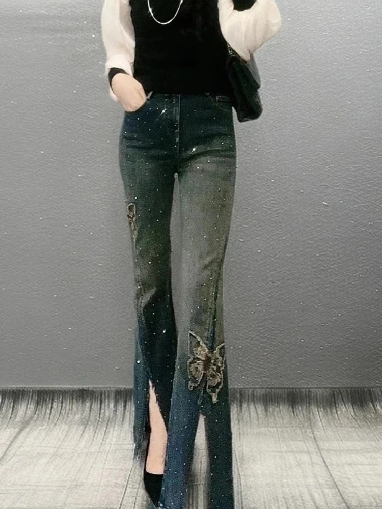Jeans Berlian Imitasi Bordir Kupu-kupu Industri Berat 2025 Celana Bootcut Melar Celah Pinggang Tinggi Baru Musim Semi dan Musim Panas Wanita