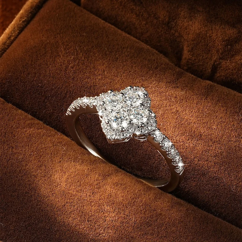 IOGOU D-Farbiger Moissanit Vierblumen-Ehering für Damen, GRA-Zertifizierter Labor-Imitationsdiamant Kleeblatt-Ring, Schmuckgeschenke – Detail 4