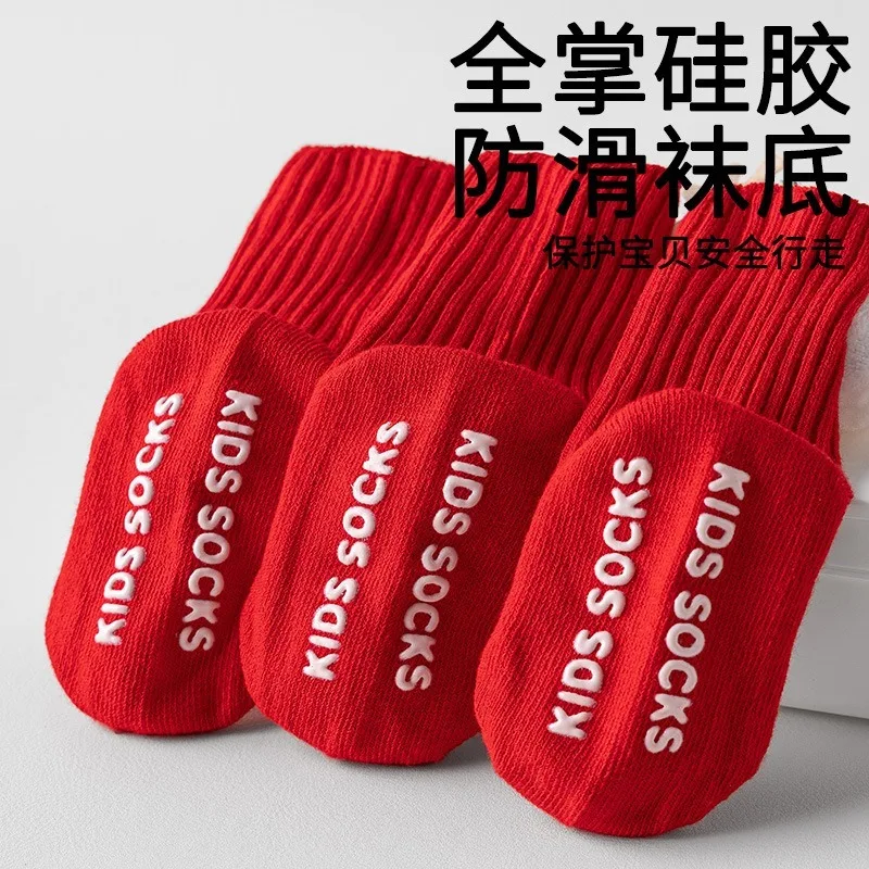 عيد الميلاد طفل الفتيان الفتيات CottonSocks الخريف الشتاء طفل المضادة للانزلاق الأطفال جوارب يمكن السير بها على الأرض الاطفال الأحمر احتفالي سانتا كلوز الجوارب