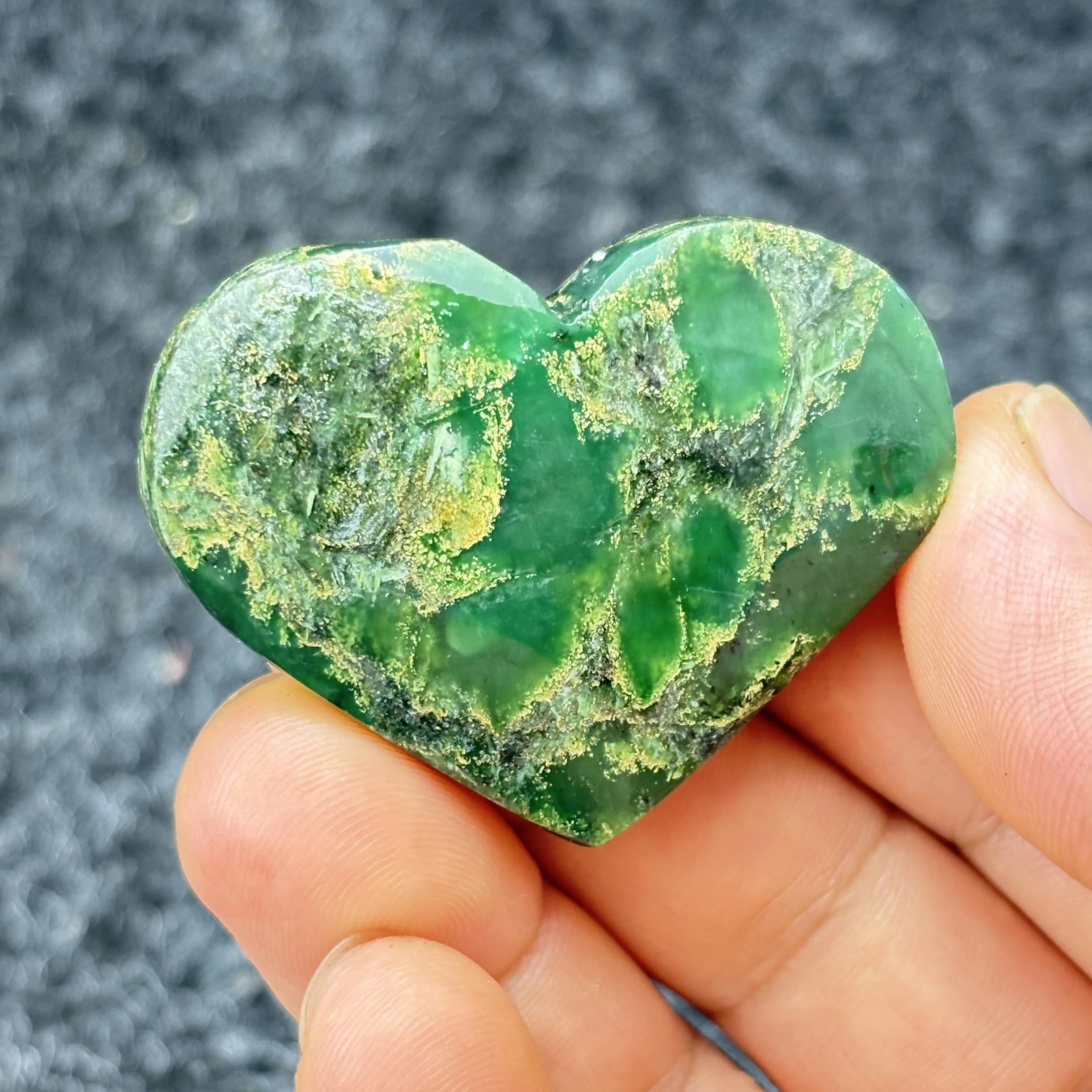 

Natural Green Emerald Heart-shaped Amulet For Chakra Healing, Spiritual Energy And Meditation