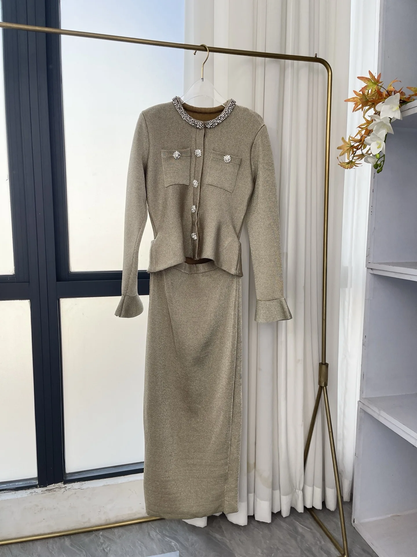 2025, hochwertiges Damen-Midikleid mit goldenen langen Ärmeln und Diamanten und Wasp-Taille