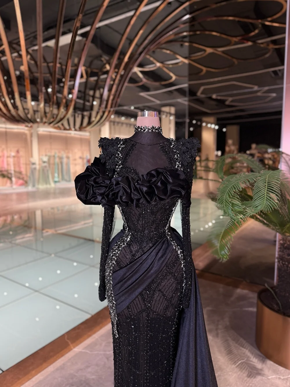 

Luxurious Long-Sleeved Evening Dress Exquisite A-Line Crystal Evening Gown Classic Black 3D-Flower Floor-Length Party Gown