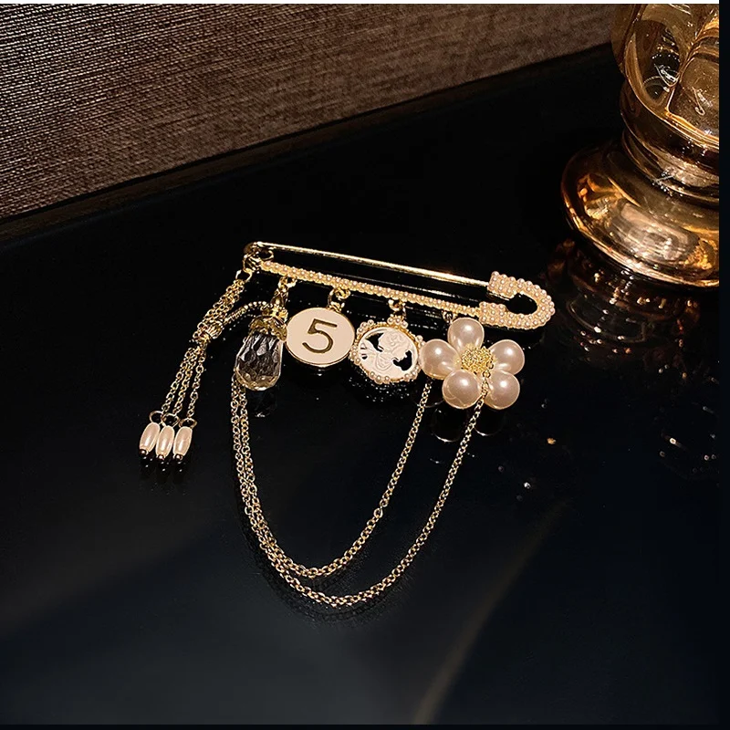 Pearl Brooch for Woman High-end Women\'s Luxury Pin Fixed Clothing Chest Flower Accessories Versatile Brooches