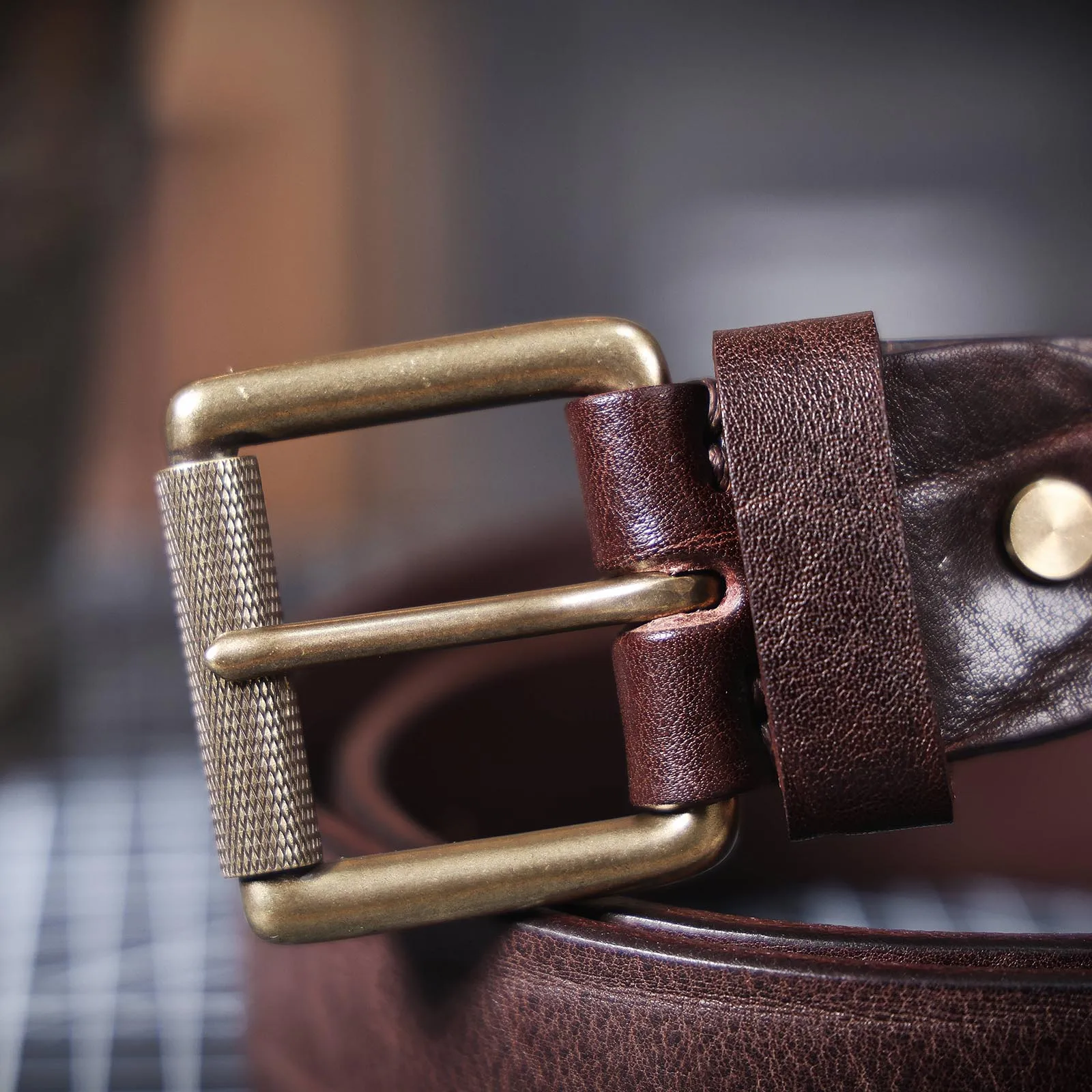 S.WORKER Klassischer Dicker Echtledergürtel für Herren aus Vollnarbigem Rindsleder Vintage Casual Gürtel für Jeans & Formelle Kleidung mit Messingschnalle – Detail 14
