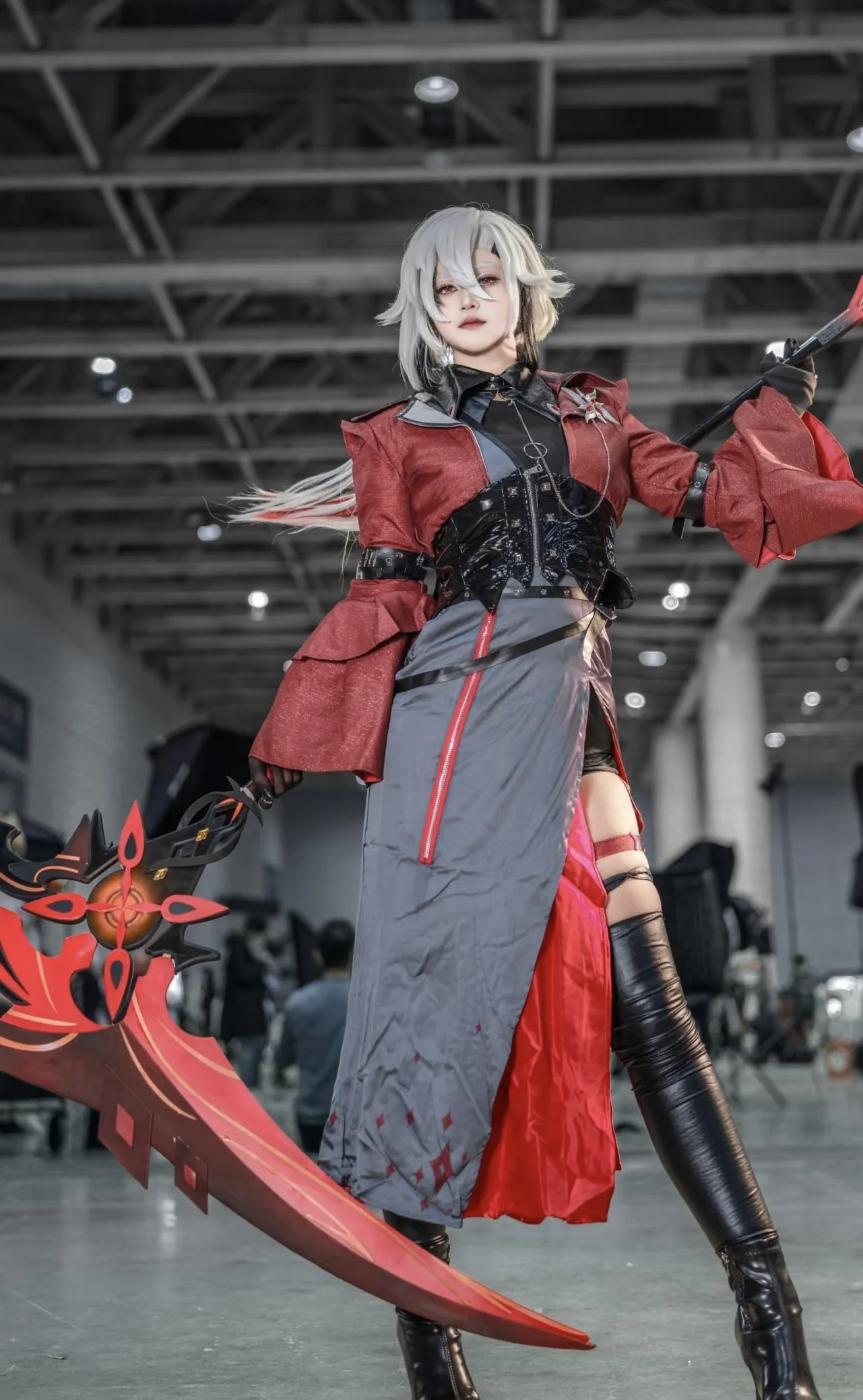 Arlecchino Crimson Moon's Semblance Sickle Spear คอสเพลย์ Props สําหรับงานปาร์ตี้แฟนซีคริสต์มาสฮาโลวีน