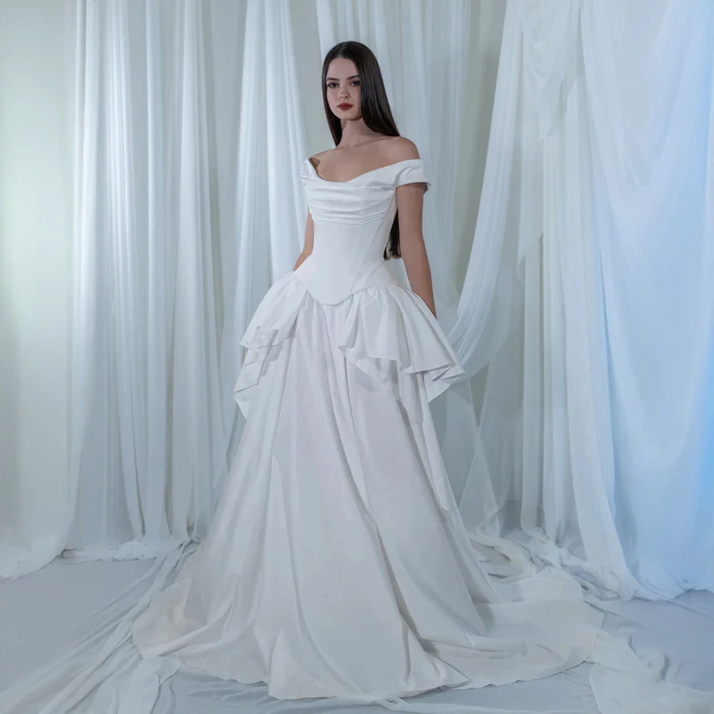 فستان زفاف أنيق مخصص مكشوف الكتفين من نسيج الساتان مشد بتفاصيل واسعة وتنورة فستان الزفاف لمظهر الزفاف الرومانسي