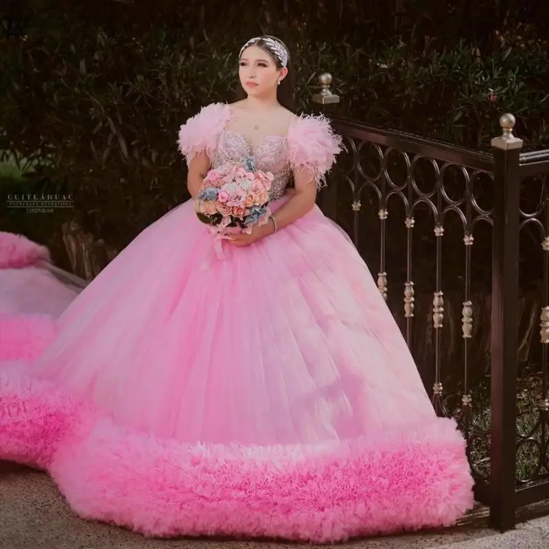 

Customized 2025 Pink Quinceanera Dress Ball Gown Feather Crystal Ruffles Train Luxury Grand Sweet 16 Vestido De 15 Anos