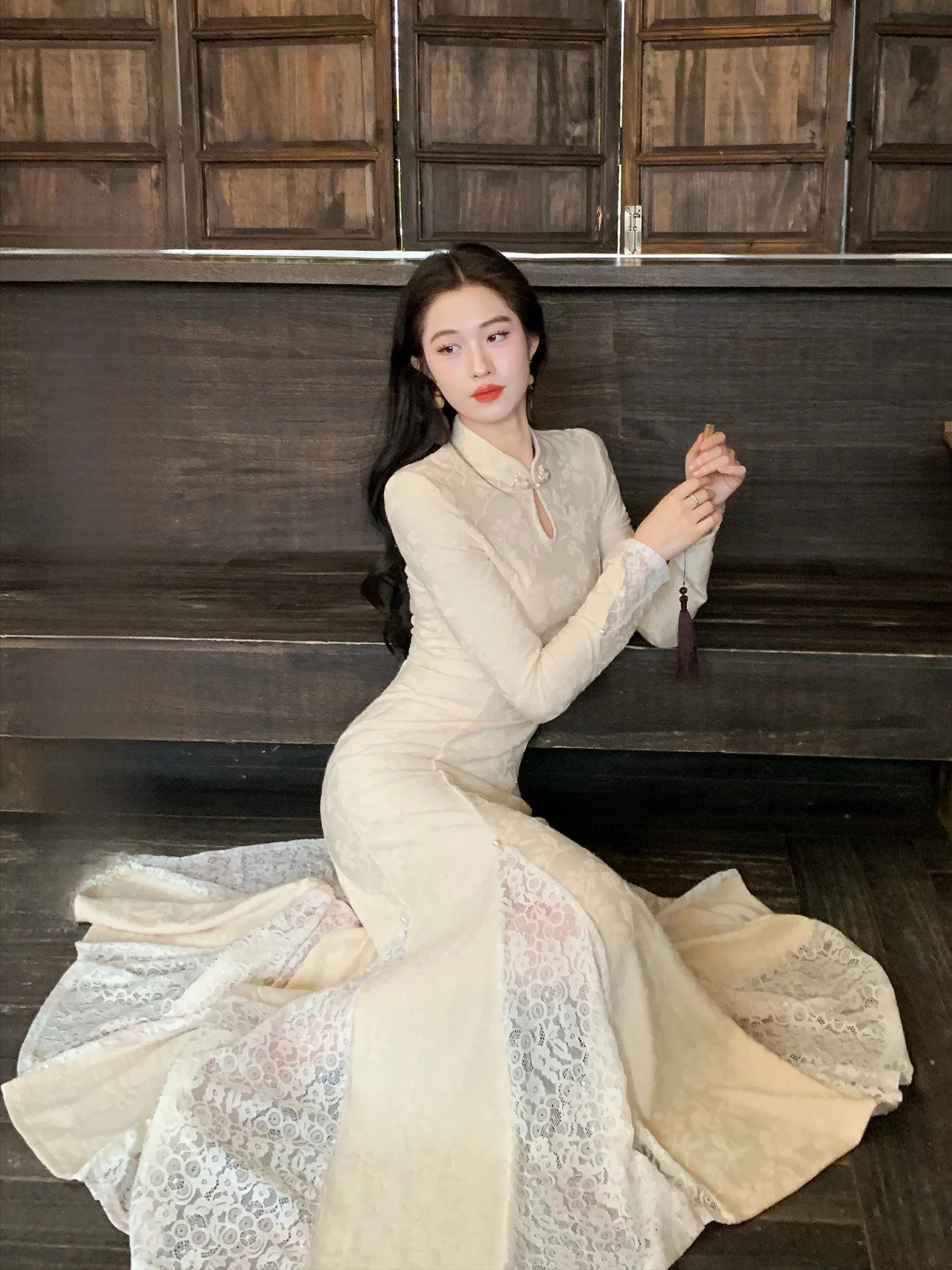 

Шерстяное платье миди Lingi Zhihe с кружевными вставками, глубоким V-образным вырезом, длинными рукавами и низким разрезом, в винтажном стиле, для зимы