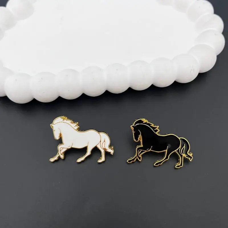 1 قطعة بروش الحصان الرائع للنساء الرجال الحصان الداكن الحصان الأبيض لطيف الحيوان سبيكة بروش الكرتون الحيوان الملحقات