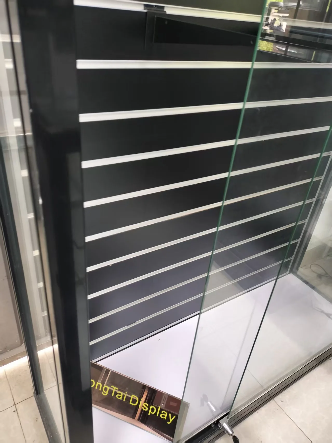 Armário alto de vidro temperado de alta qualidade, ripas de madeira, suporte de parede, vitrine de exibição de loja de fumaça, visão total