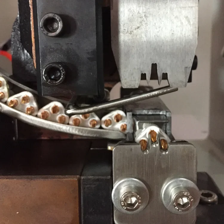 Machine à sertir les bornes de haute précision, performance de conception super silencieuse, nouveau style