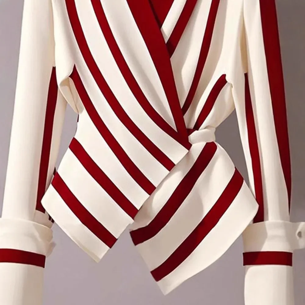 Red and white striped waist pinching top for women in autumn 2024, fashionable and stylish, unique and chic shirt