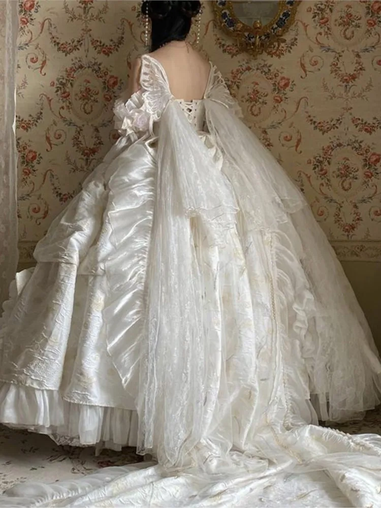 ชุดแต่งงานที่หรูหราด้วยลูกไม้ประดับด้วยลูกปัดและงานปักเลื่อม