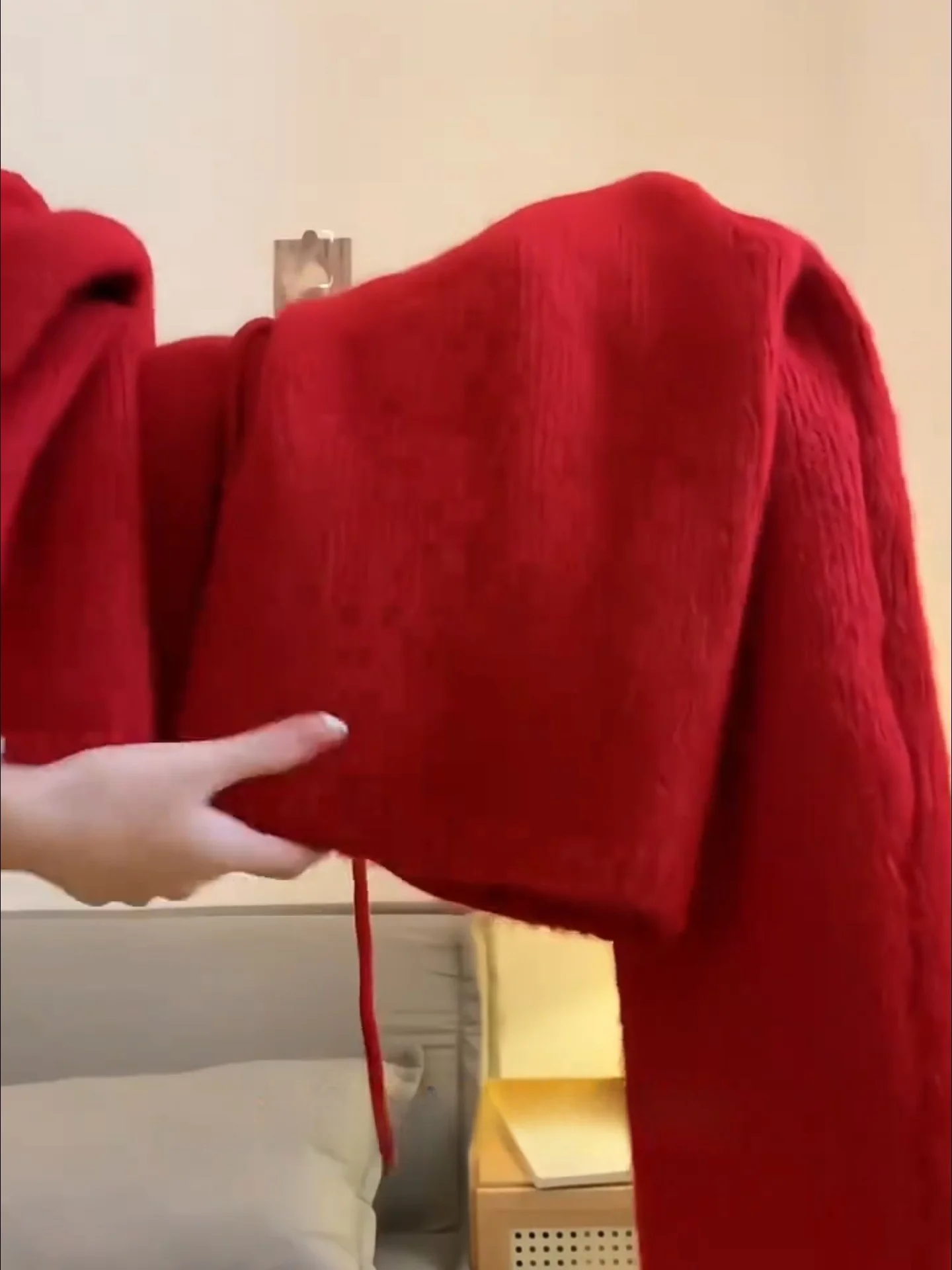 เสื้อโค้ทถักไหมพรมสีแดง คอวี พร้อมโบว์ผูก สำหรับผู้หญิง ชุดเซ็ตสองชิ้น ฤดูใบไม้ร่วง ฤดูหนาว สไตล์ลำลอง ความยาวปานกลาง เนื้อผ้านุ่ม