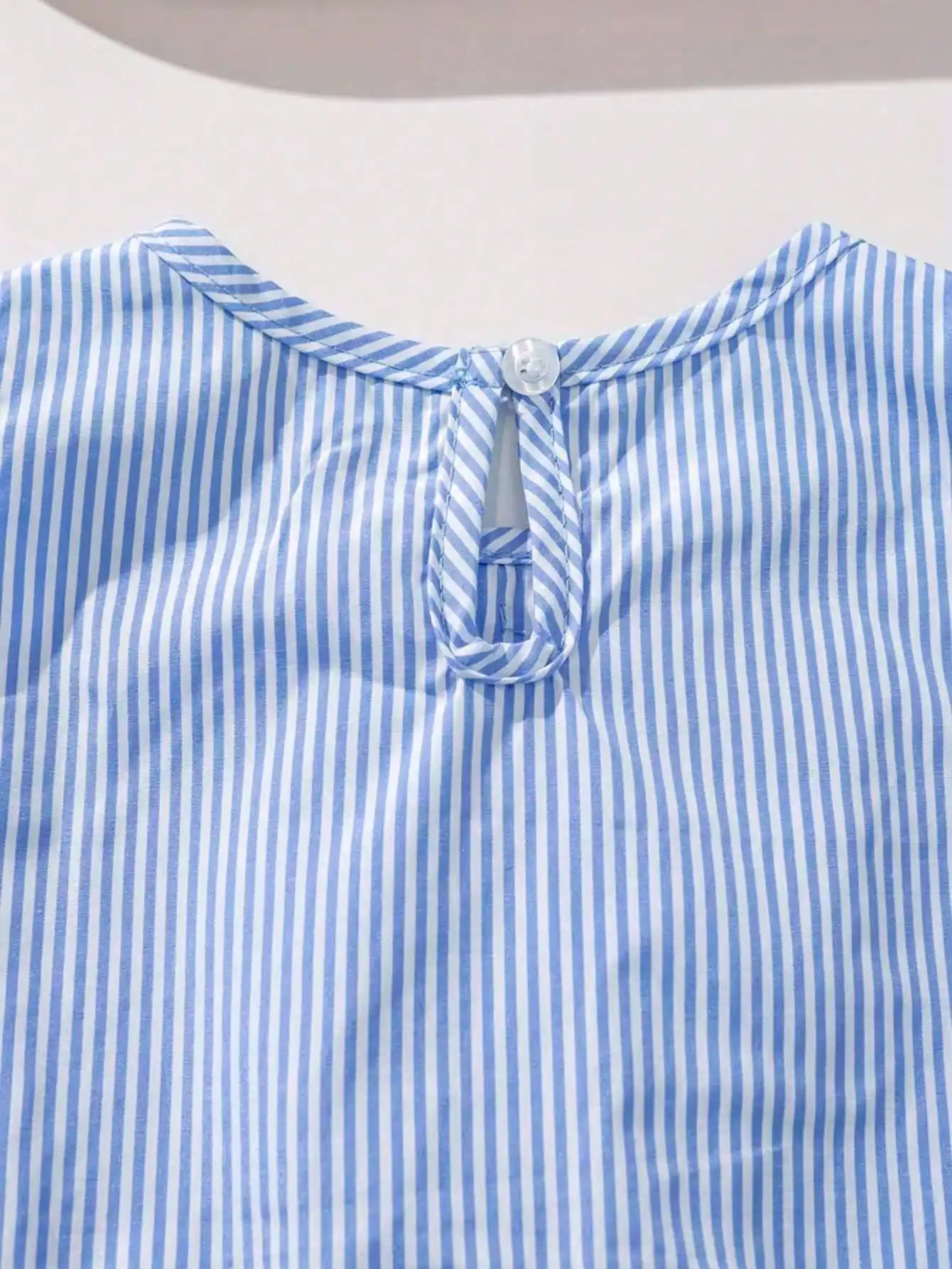 Modisches zweiteiliges Set für Mädchen: rosa-weiß gestreifter Rundhalspullover mit Schnürung, Schleife und Rüschenrand + rosa gestreifte Schmetterlings-Shorts. – Detail 16