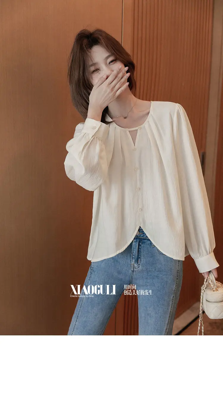 قمصان نسائية بأكمام طويلة من القطن مكشكشة بأزرار سفلية بقصة ضيقة وحاشية مطوية وأكمام فانوس على طراز الكلية الرجعية