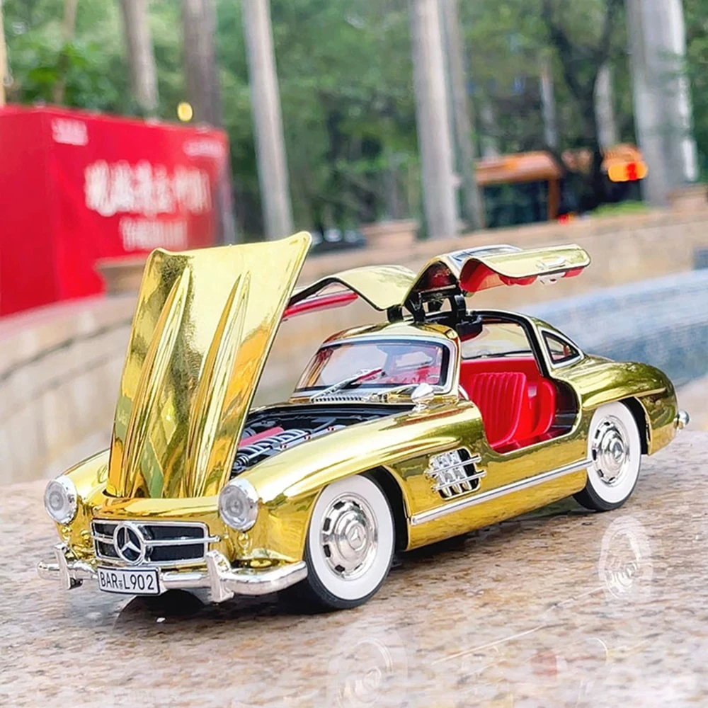 1:24 300SL W140 Modelli di auto vintage Giocattoli con veicoli musicali retroilluminati 4 porte aperte Auto in miniatura Collezione di ragazzi Regali
