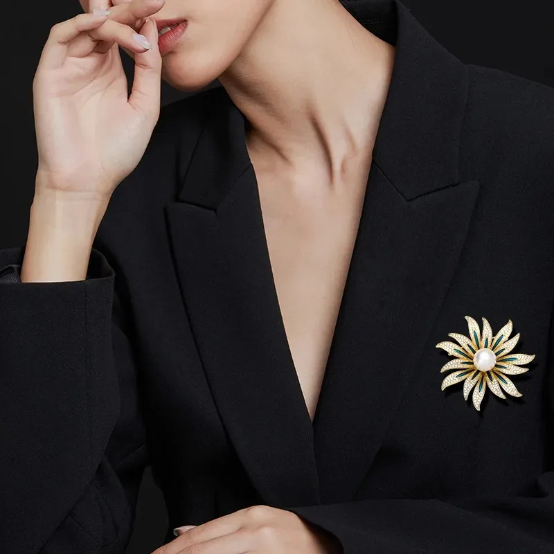 Luxury Trendy Imitation Pearl Sunflower Brooches For Women Exquisite High-end Coat Corsage Pin Fixed Clothing Accessories Daily