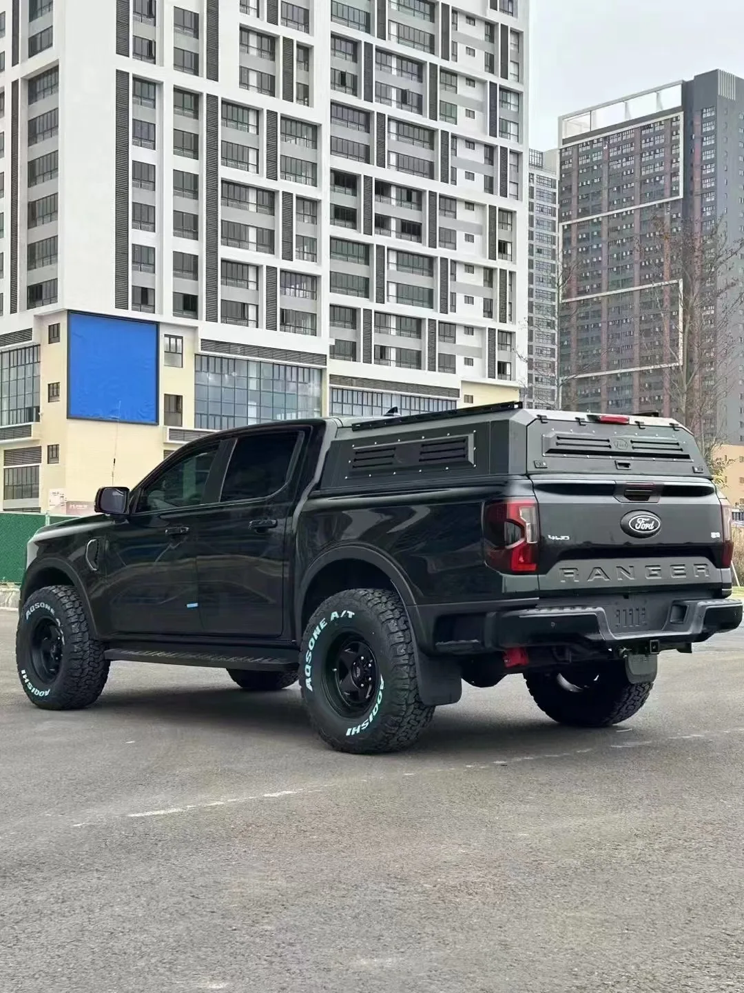 Zadaszenie ciężarówki terenowej 4x4 z twardym daszkiem do ciężarówki Ford Ranger 2023