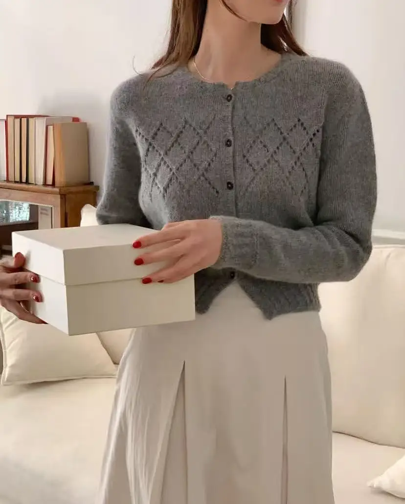 Hochwertiger Strickpullover mit langen Ärmeln, kleinem Duft und modischem Lochmuster. – Detail 6