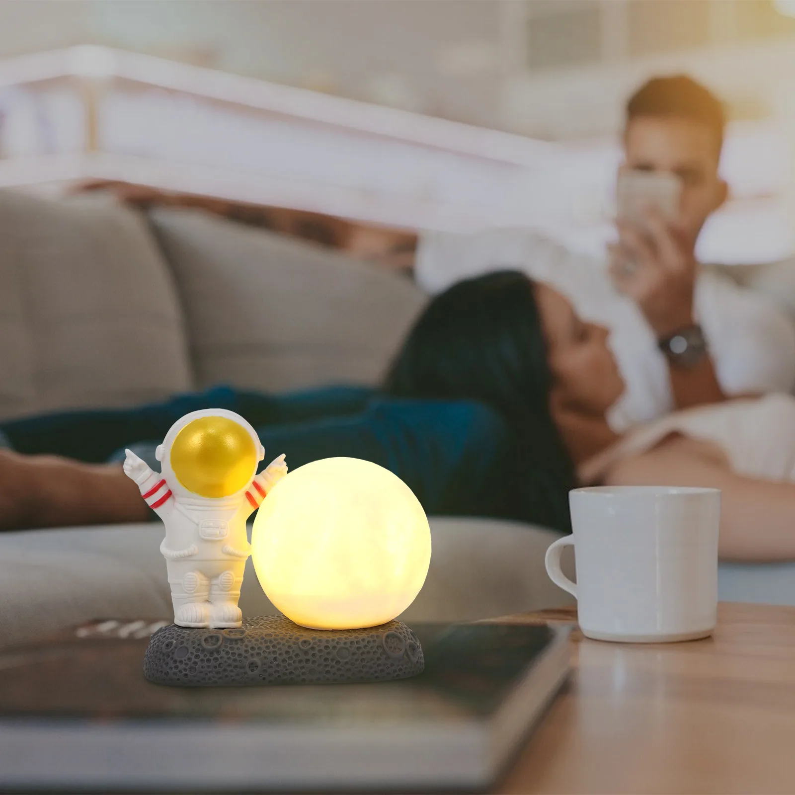 

Astronaut Night Resin Decor Mini Spaceman nament Desktop Atmosphere Lamp Desktop Decoration Golden Cartoon Safe Kids Room