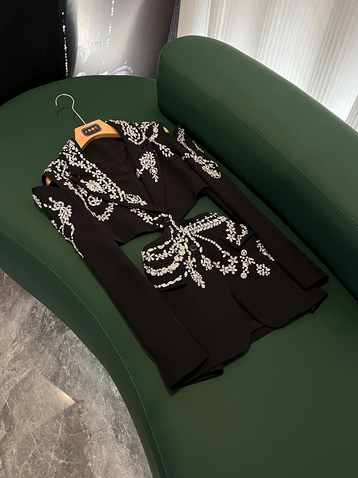 

Elegant Black Long Sleeve Women's Suit Jacket Heavy Embellishment Waist Exposure High-End Feel Spring 2026 Commute Style