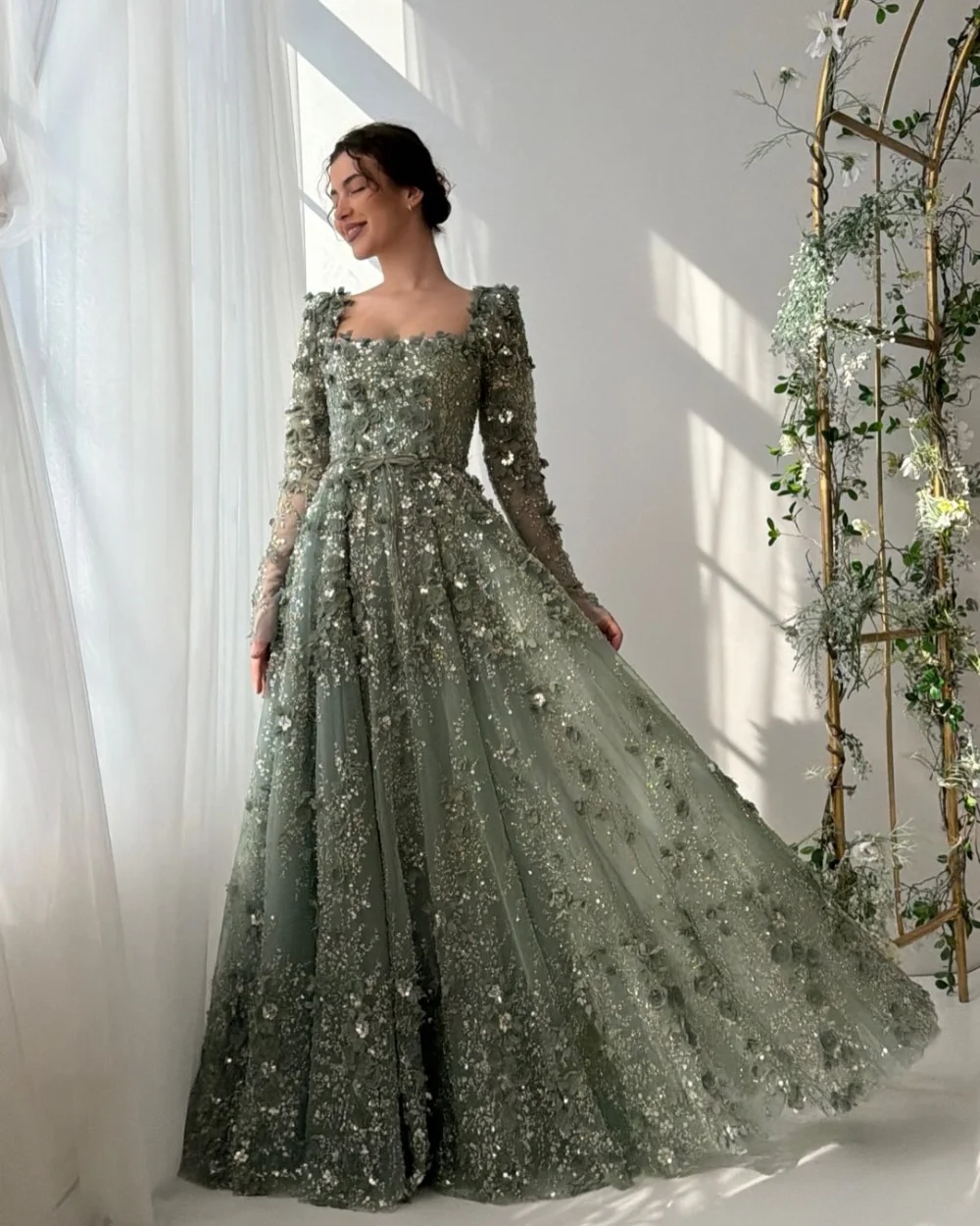 Maßgeschneiderte luxuriöse, bezaubernde Abendkleider mit Blumenperlen, Pailletten und Schärpe, A-Linie, eckiger Ausschnitt, bodenlang, mit aufwendigem Glitzer