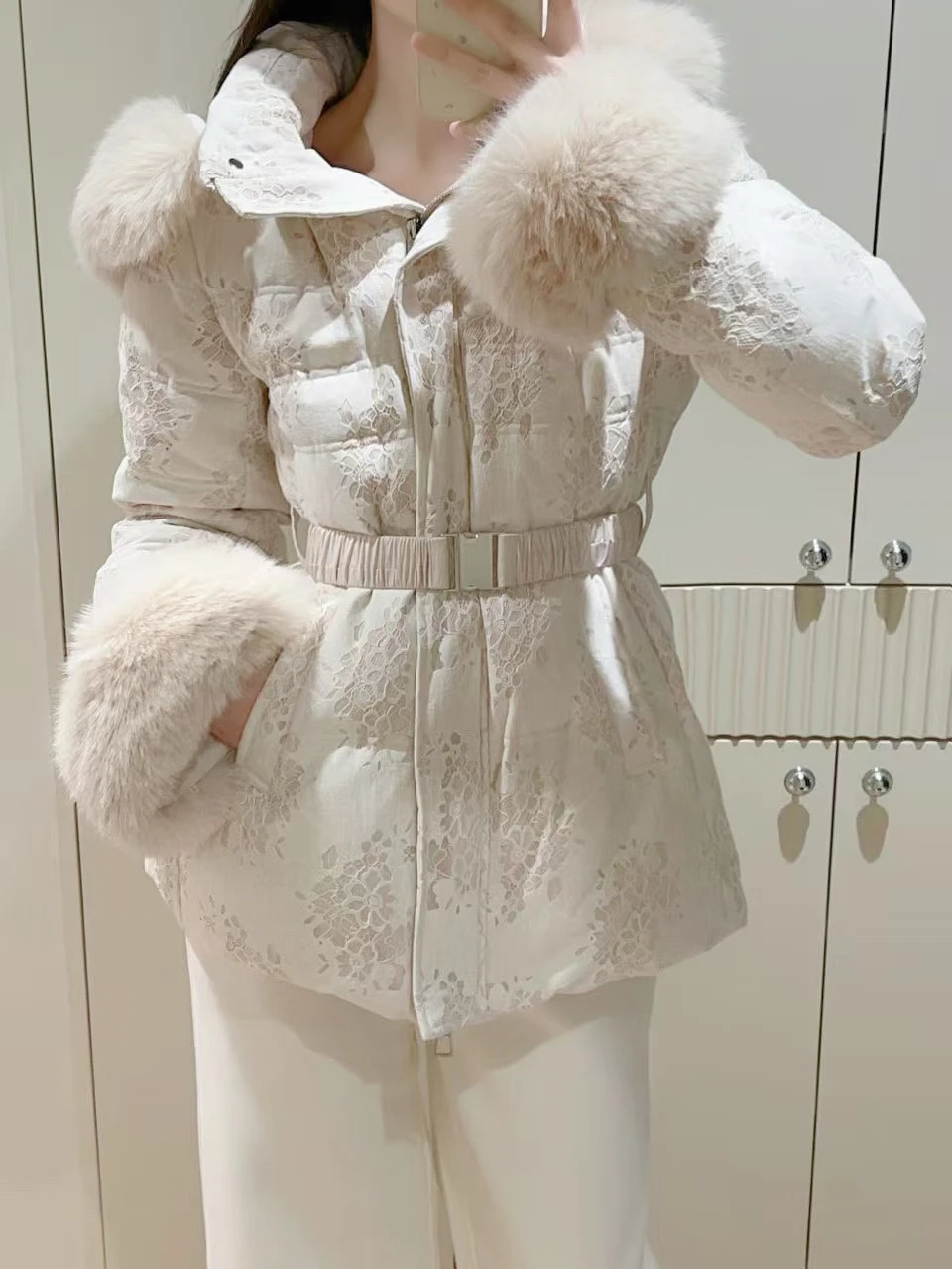 

Новая белая женская зимняя куртка Ouni с кружевным воротником и эффектом похудения, модная модель для повседневной носки