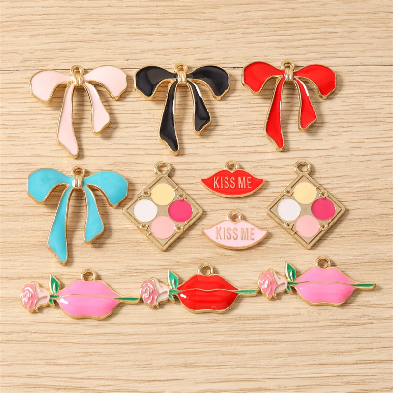 10 Stück niedliche Emaille-Anhänger in Form von Schleifen und roten Lippen zum Basteln von Ohrringen, Halsketten, Armbändern, DIY-Bastelarbeiten und Schmuckaccessoires. – Detail 1