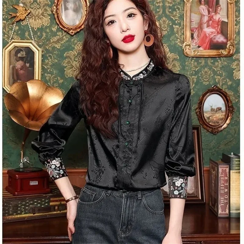 الرجعية المرأة موضة الجاكار مشبك قميص الربيع الصيف سيدة الوقوف طوق التطريز البلوزات 2025 الإناث طويلة الأكمام بلوزة