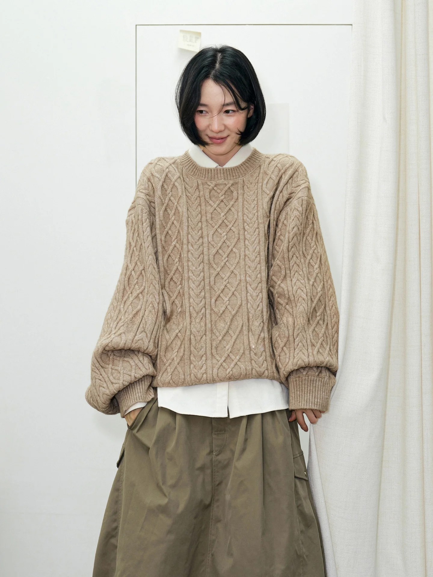 

Теплый вязаный свитер с узором «Оленёнок и летящая птица» и вязаный шарф в тон из смешанной пряжи Thiened